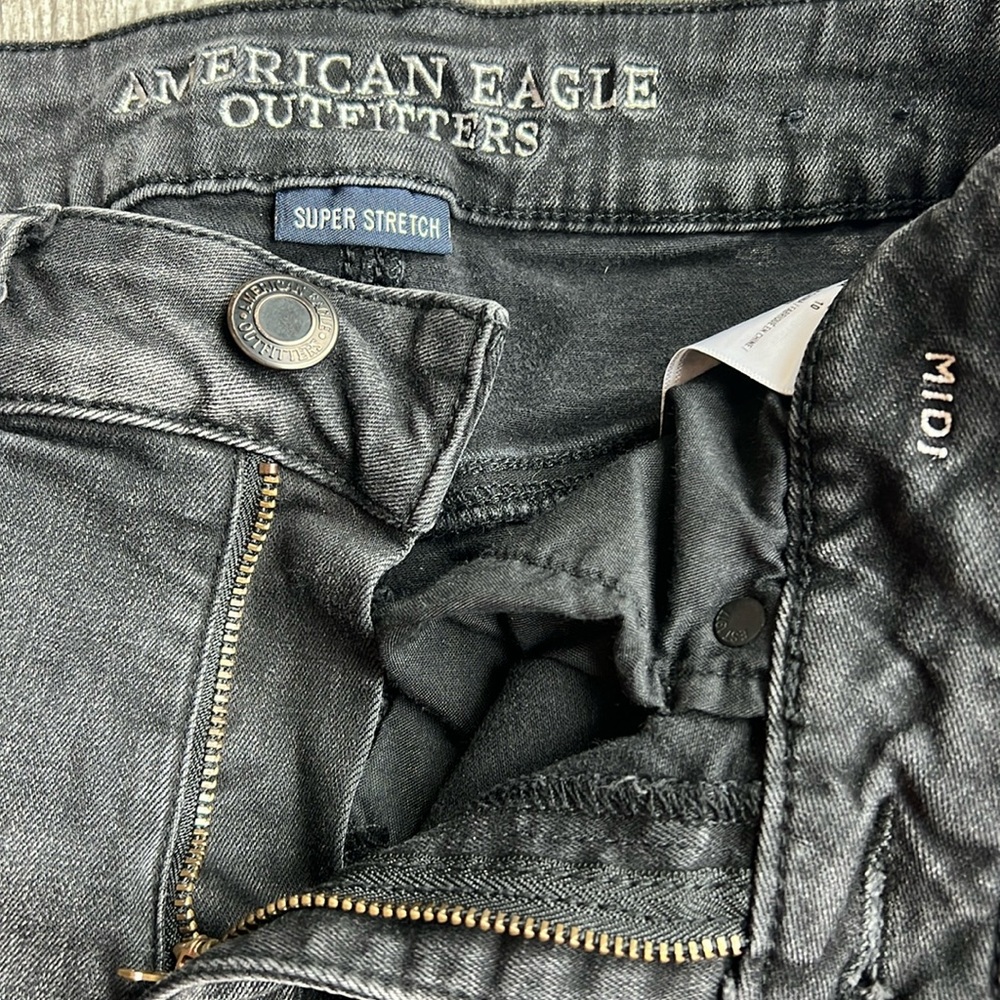 American Eagle Outfitters Super Stretch Midi Jean Shorts Women’s Size‎ 6